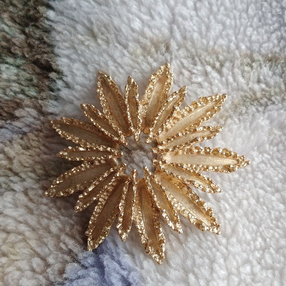 Vintage Avon floral or starburst Brooch